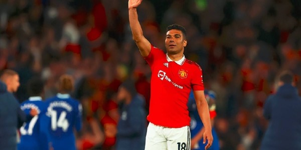 曼联告别老臣！卡塞米罗协议离队，12万磅周薪锁定未来中场新核